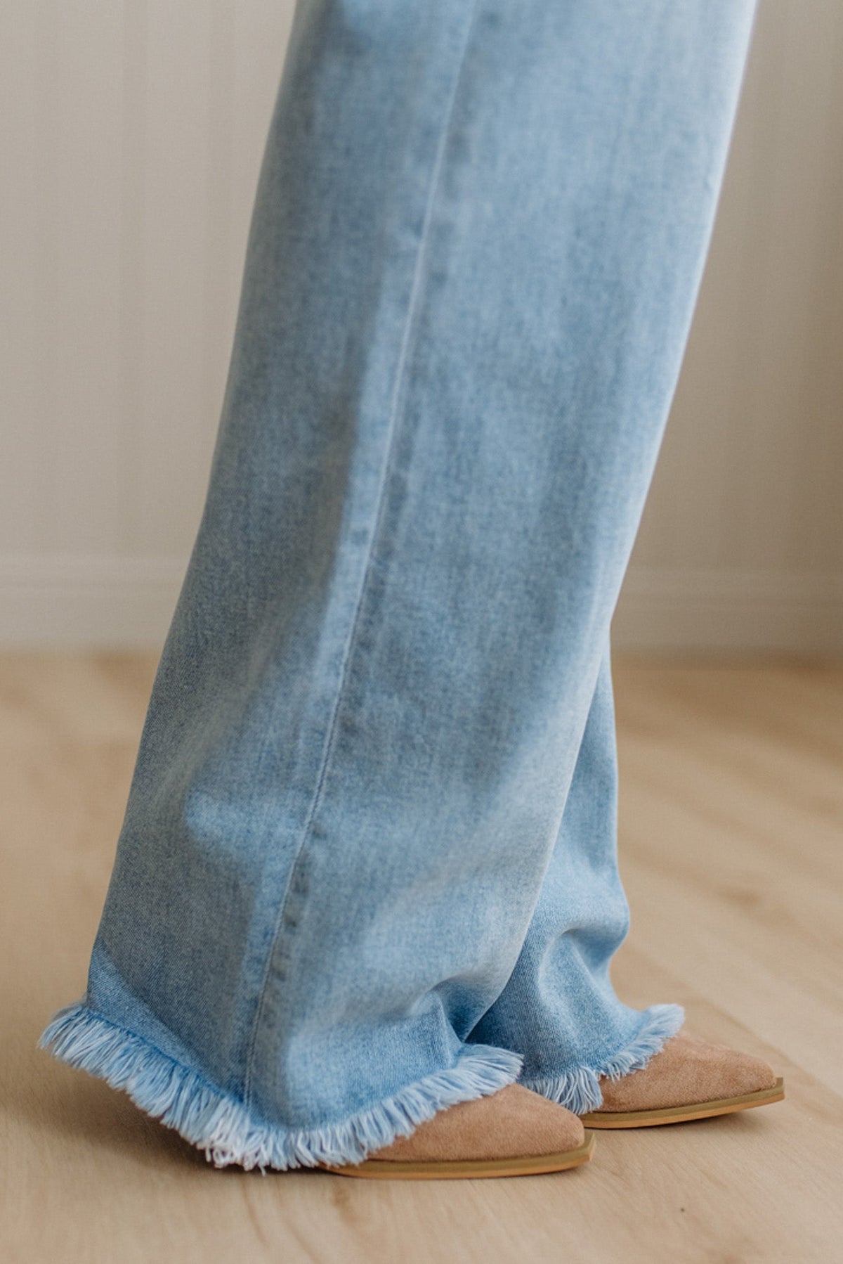 Eleanor High Rise Frayed Hem Jeans | Light - RISEN
